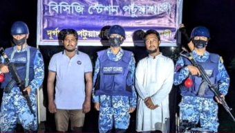 পটুয়াখালীতে যৌথ অভিযানে সাড়ে ৪ লাখ অবৈধ গলদা চিংড়ির রেণু জব্দ