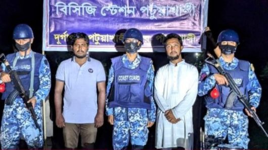 পটুয়াখালীতে যৌথ অভিযানে সাড়ে ৪ লাখ অবৈধ গলদা চিংড়ির রেণু জব্দ