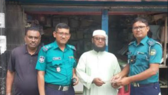 কুড়িয়ে পাওয়া মোবাইল হস্তান্তর করেন বিএমপি সার্জেন্ট সিদ্দিক