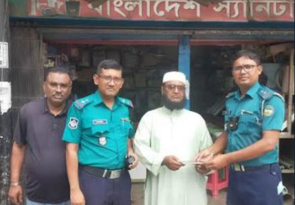 কুড়িয়ে পাওয়া মোবাইল হস্তান্তর করেন বিএমপি সার্জেন্ট সিদ্দিক