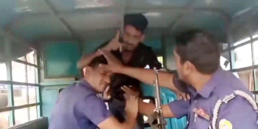 বরিশালে পুলিশ ভ্যান থেকে ছাত্রদল কর্মীকে ছিনতাই, গ্রেফতার ২