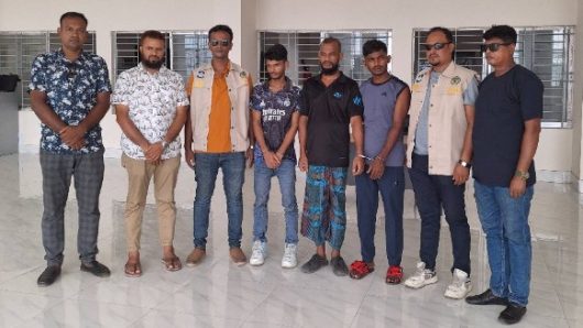 বরিশালে প্রেমিক-প্রেমিকা সেজে অটোরিকশা ভাড়া করে ছিনতাই, গ্রেপ্তার ৩
