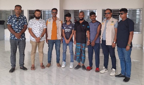 বরিশালে প্রেমিক-প্রেমিকা সেজে অটোরিকশা ভাড়া করে ছিনতাই, গ্রেপ্তার ৩
