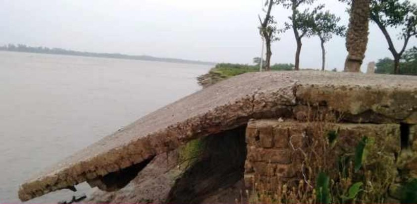 বিষখালী নদীর ভাঙনে বিলীনের পথে রামনা-ফুলঝুড়ি সড়ক, আতঙ্কে হাজারো পরিবার