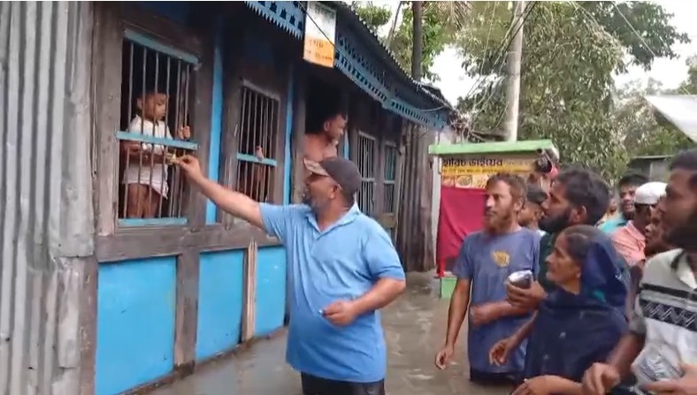 বরিশালে পানিবন্দি মানুষের খোঁজ-খবর নিলেন যুবদল নেতা রাজু খন্দকার