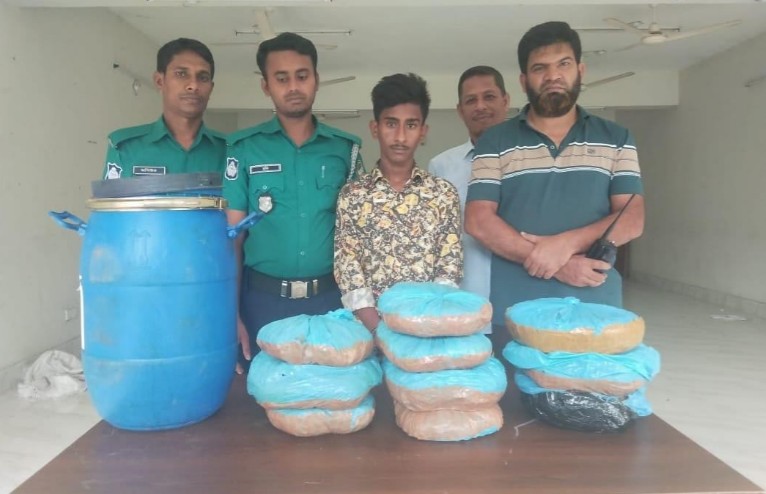 বরিশাল এয়ারপোর্ট থানার ওসি জাকির সিকদারের সফল অভিযান: ১০ কেজি গাঁজাসহ এক যুবক গ্রেপ্তার!