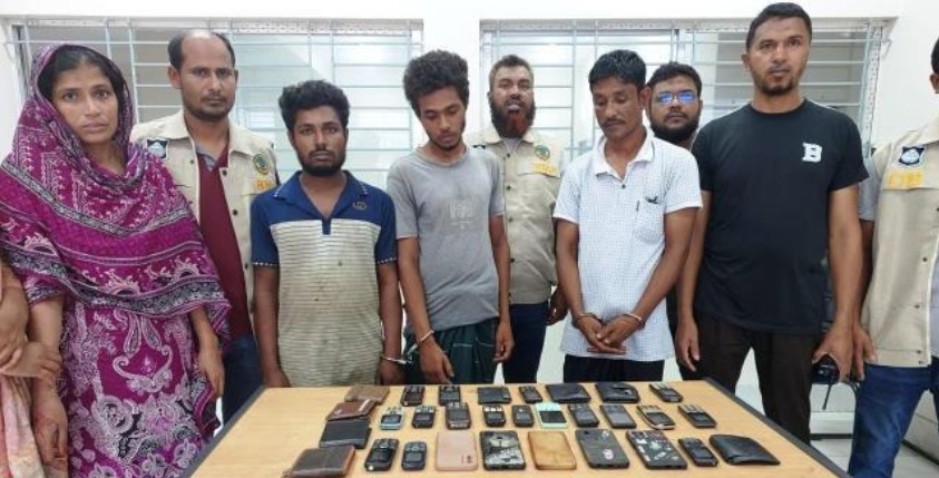 বরিশালে চেতনানাশক খাইয়ে সর্বস্ব লুটে নেওয়া চক্রের ৪ সদস্য গ্রেপ্তার