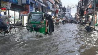 ভারী বৃষ্টি ও উঁচু জোয়ারে নিম্নাঞ্চল প্লাবিত, জলাবদ্ধতায় নাকাল বরিশালবাসী
