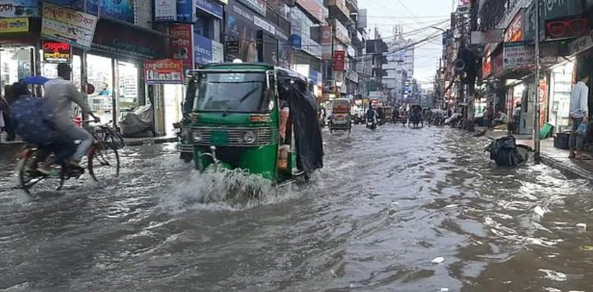 ভারী বৃষ্টি ও উঁচু জোয়ারে নিম্নাঞ্চল প্লাবিত, জলাবদ্ধতায় নাকাল বরিশালবাসী