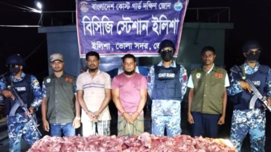 বরিশালে যাত্রীবাহী লঞ্চ থেকে ৪৫ কেজি হরিণের মাংসসহ দুই পাচারকারী আটক