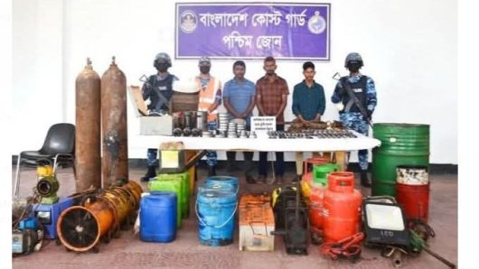 মোংলায় কোস্ট গার্ডের অভিযানে জাহাজের ডাকাতি হওয়া মালামাল উদ্ধার আটক-৩