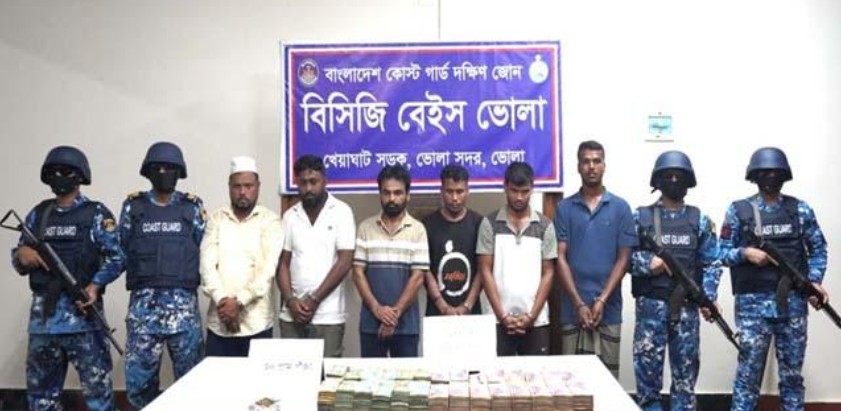 মেঘনা নদীতে অবৈধভাবে বালু উত্তোলনের সময় ড্রেজার-বাল্কহেড জব্দ, আটক ৬