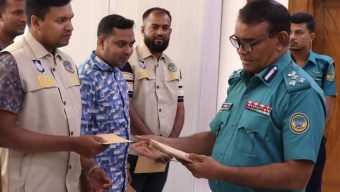 বরিশালে পালিয়ে যাওয়া ছাত্রলীগ কর্মীকে গ্রেপ্তার করায় (ডিবি) পুলিশকে কমিশনার অর্থ পুরস্কার!