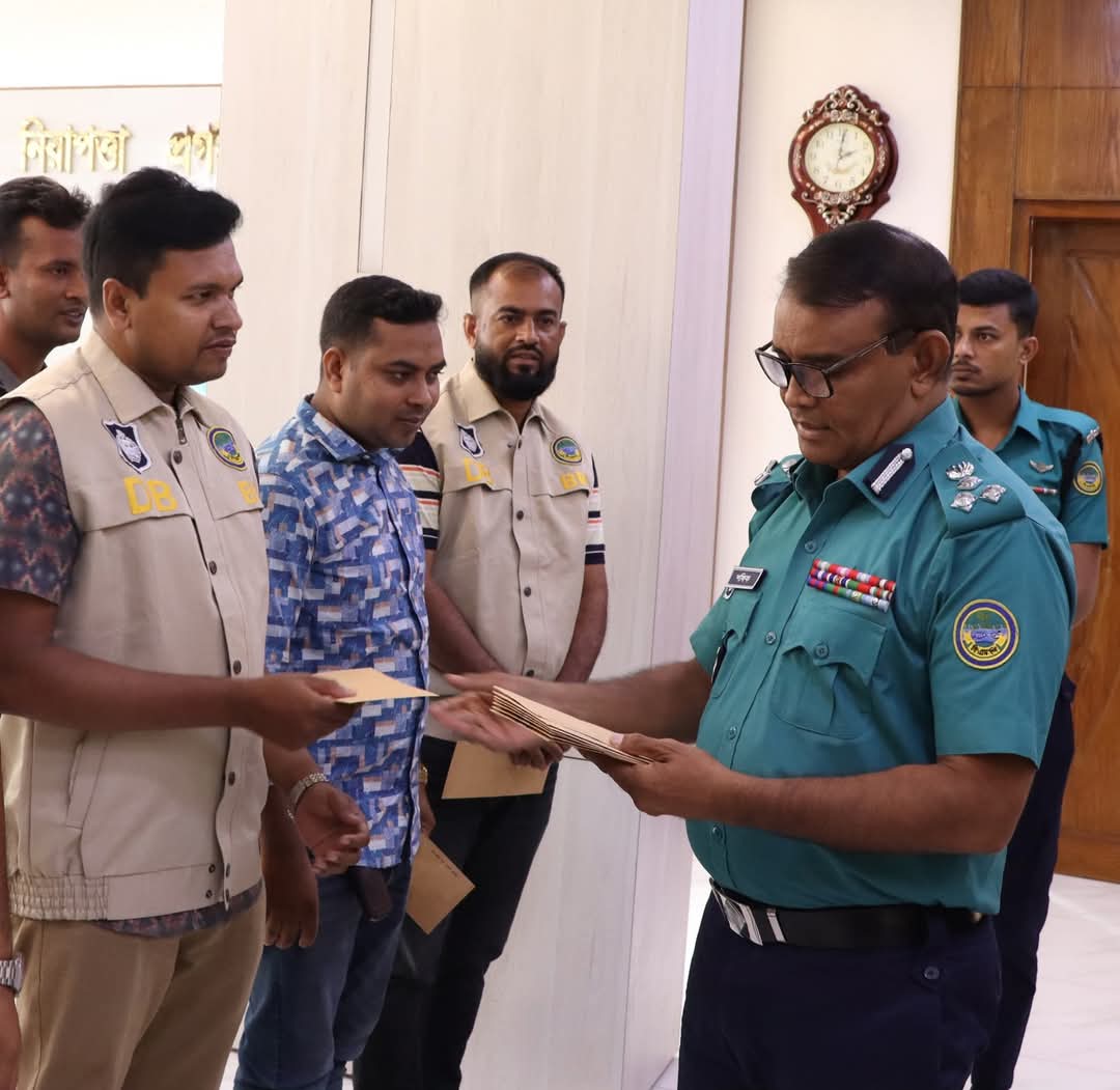 বরিশালে পালিয়ে যাওয়া ছাত্রলীগ কর্মীকে গ্রেপ্তার করায় (ডিবি) পুলিশকে কমিশনার অর্থ পুরস্কার!