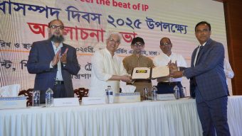 জিআই পণ্যের মর্যাদা পেলো বরিশালের আমড়া: জেলা প্রশাসকের হাতে সনদ হস্তান্তর