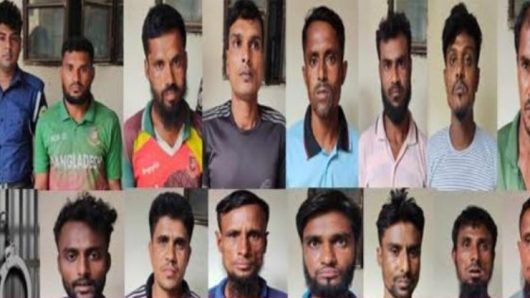 বরিশালে চরের মাটি অবৈধভাবে কেটে নেওয়ার অভিযোগে ৬ ট্রলারসহ আটক ১৪ শ্রমিক