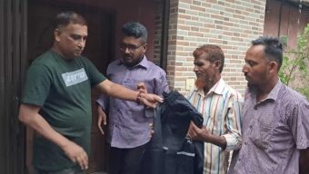 বরিশালে রিকশাচালকদের মাঝে সাবেক ছাত্রদল নেতার রেইনকোট বিতরণ