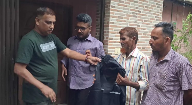বরিশালে রিকশাচালকদের মাঝে সাবেক ছাত্রদল নেতার রেইনকোট বিতরণ
