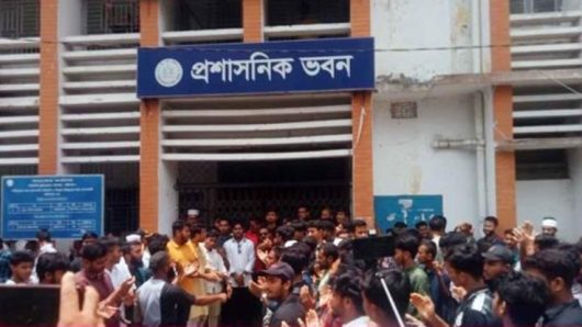 পাঁচ দফা দাবিতে বরিশাল বিএম কলেজের প্রশাসনিক ভবনে তালা