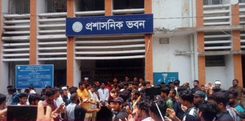 পাঁচ দফা দাবিতে বরিশাল বিএম কলেজের প্রশাসনিক ভবনে তালা