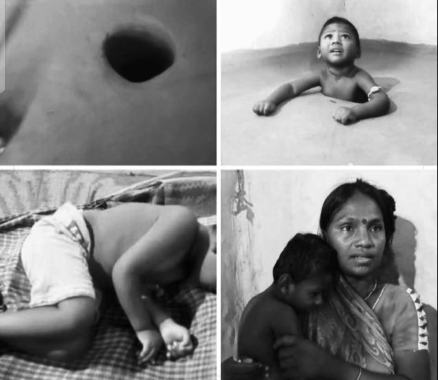 ঘরের মেঝেতে শিশুটিকে দাঁড় করিয়ে রাখতে মা