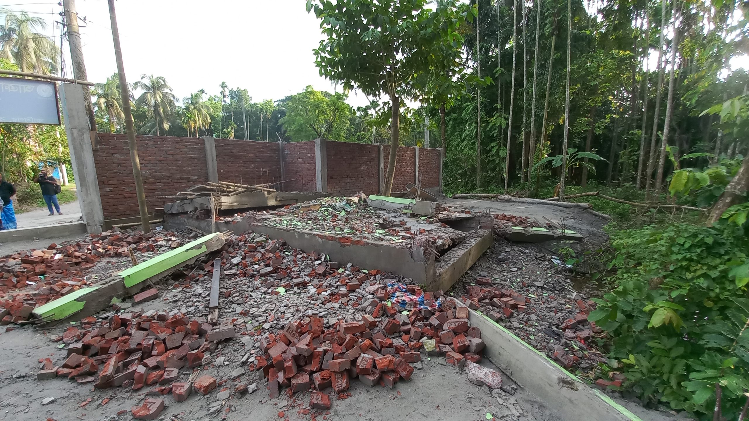 বরিশালে শারীরিক প্রতিবন্ধী ভাইয়ের দোকান ভাংচুর করে জমি দখল!