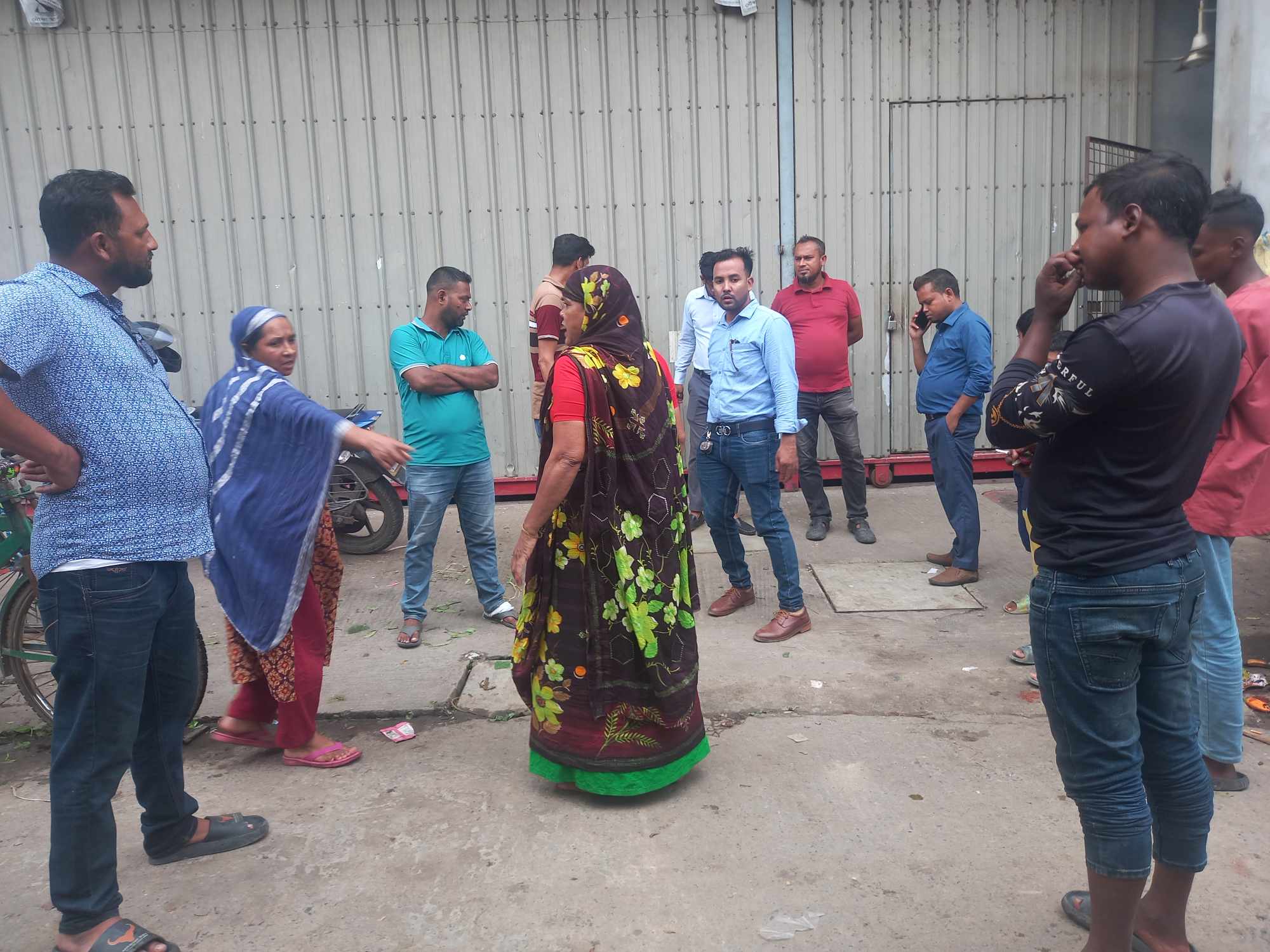বরিশালে অবৈধভাবে এমইপি’র দখলে চলাচলের রাস্তা,ড্রেন : সংবাদ প্রকাশে নজরে এসেছে বিসিসি’র ( পর্ব-২)