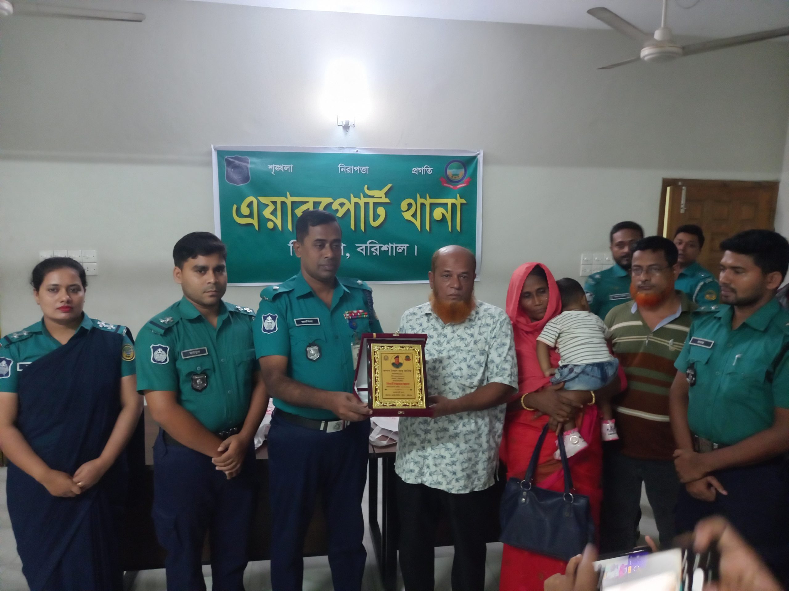 বরের সাজে অবসারে এয়ারপোর্ট থানার পুলিশ সদস্য আবু হানিফের বিদায়