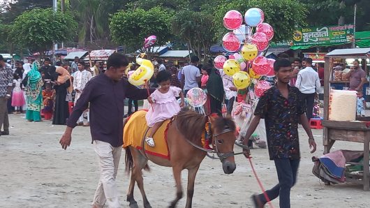 ঈদের ছুটিতে বেলসপার্ক মাঠে কোনায় কোনায় দর্শনাথীদের ঢল!