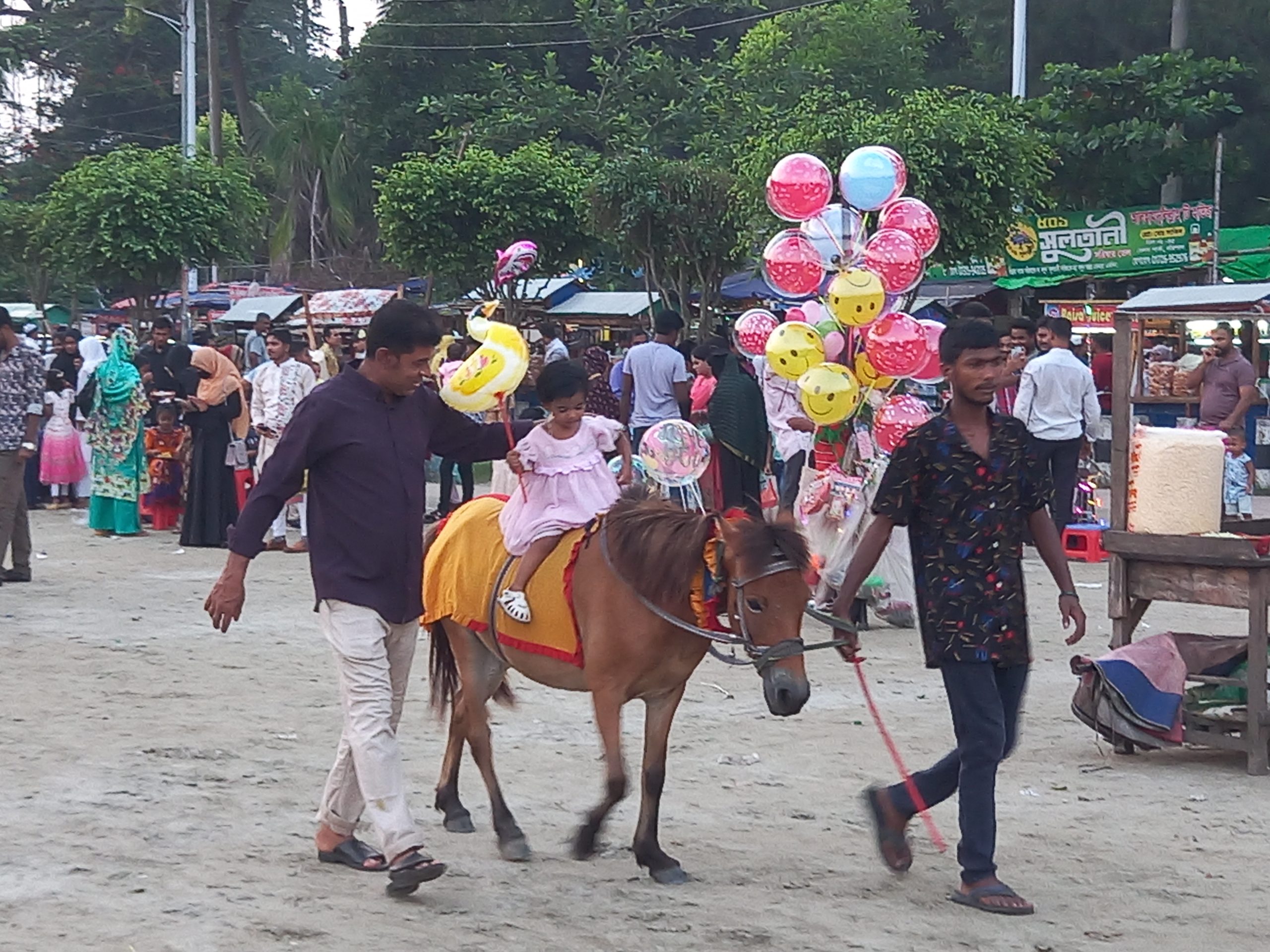 ঈদের ছুটিতে বেলসপার্ক মাঠে কোনায় কোনায় দর্শনাথীদের ঢল!