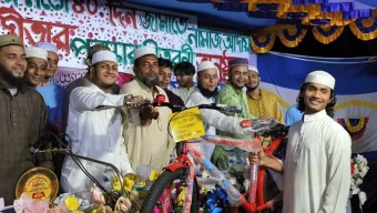 ৪০ দিন জামাতে নামাজ পড়ে পুরস্কার পেলেন ৬০ শিক্ষার্থী