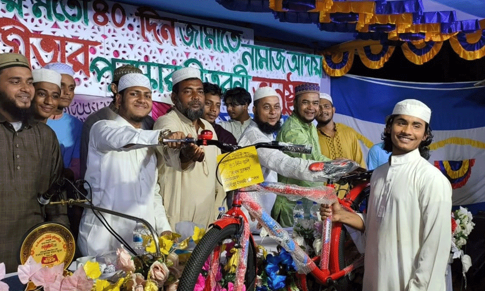 ৪০ দিন জামাতে নামাজ পড়ে পুরস্কার পেলেন ৬০ শিক্ষার্থী