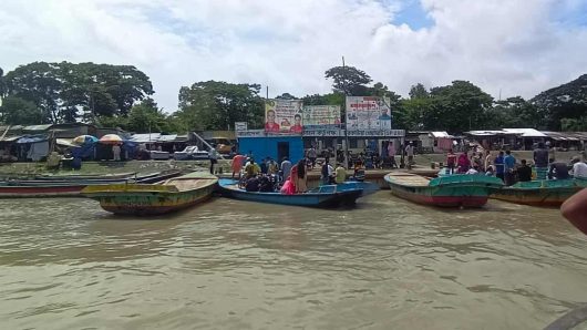 কীর্তনখোলার পানি বিপদসীমার ওপরে, বেড়েছে দুর্ভোগ