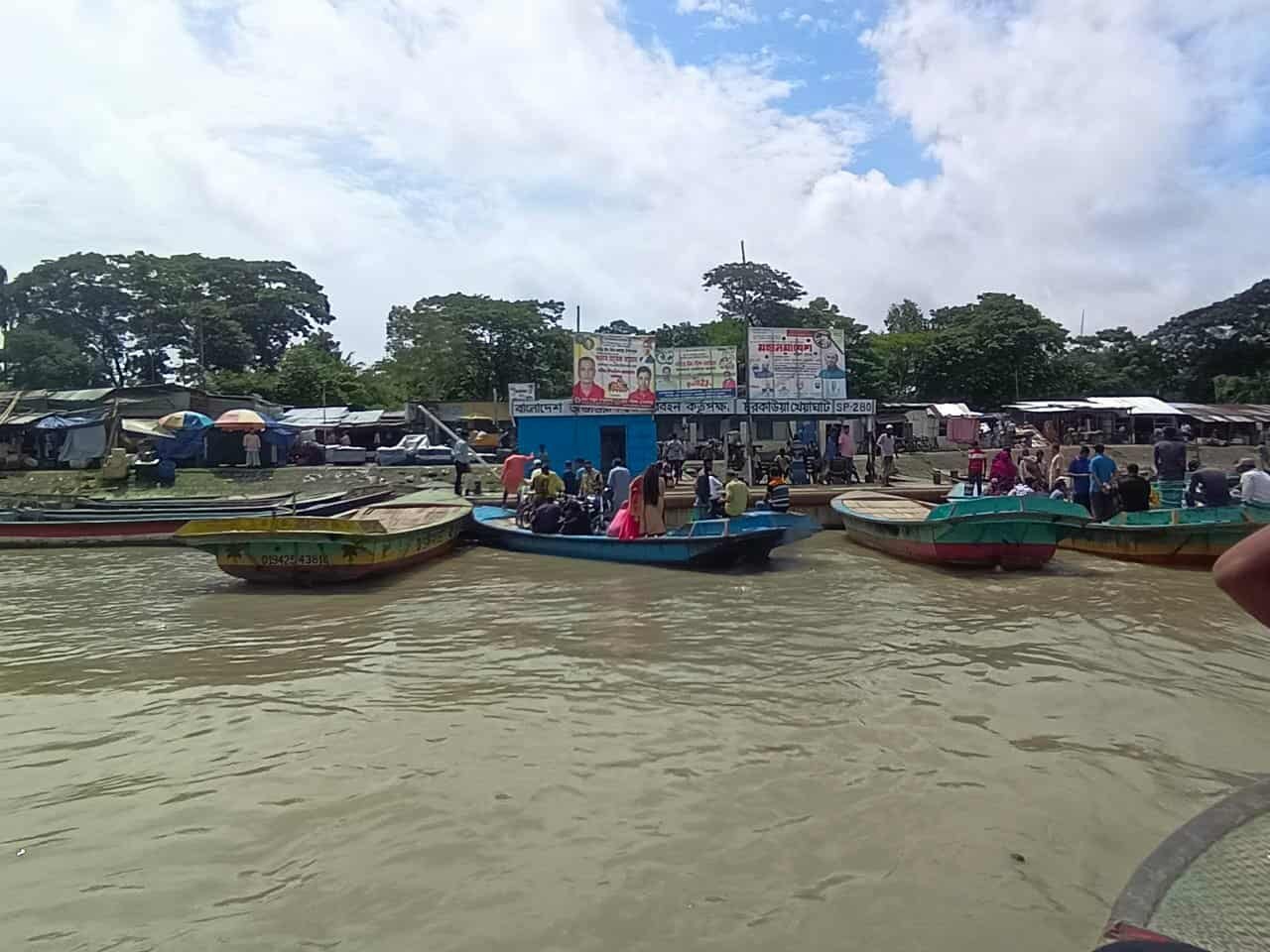 কীর্তনখোলার পানি বিপদসীমার ওপরে, বেড়েছে দুর্ভোগ