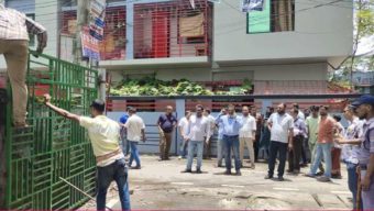 বরিশালে আ.লীগের সাবেক মন্ত্রী নানক ও তার ভাই লিটুর অবৈধ গেট ভেঙ্গে দিল বিসিসি