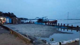বরিশাল কীর্তনখোলা নদী দখল করে বালু ভরাটের অভিযোগ