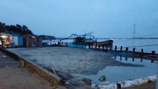 বরিশাল কীর্তনখোলা নদী দখল করে বালু ভরাটের অভিযোগ