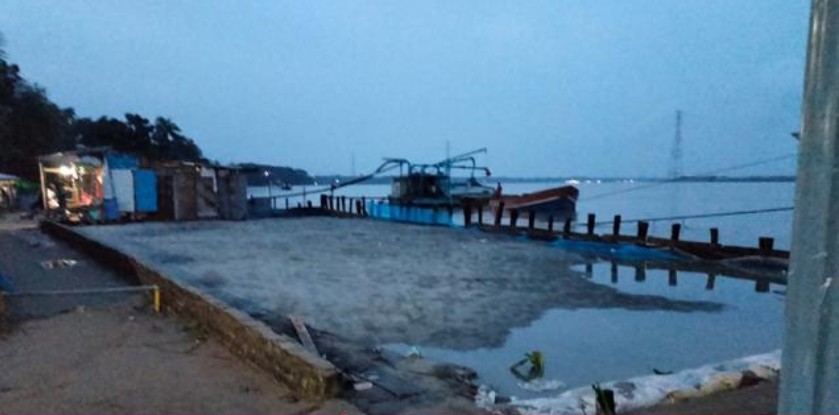 বরিশাল কীর্তনখোলা নদী দখল করে বালু ভরাটের অভিযোগ