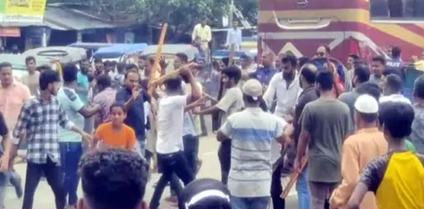 বির্তকিত স্বাস্থ্য কর্মকর্তার বদলী ঠেকাতে মহাসড়ক অবরোধের জেরে সংঘর্ষ, আহত ১৫