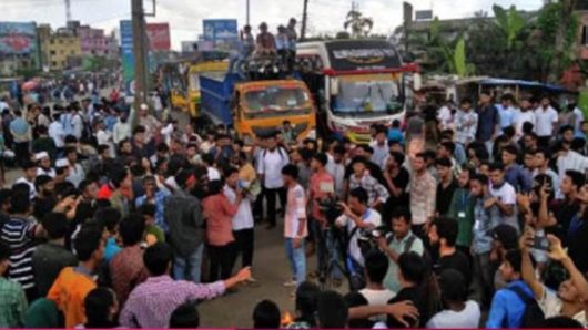 বরিশালে ৭ ঘণ্টা পর  অবরোধ তুলে নিল শিক্ষার্থীরা, যান চলাচল স্বাভাবিক