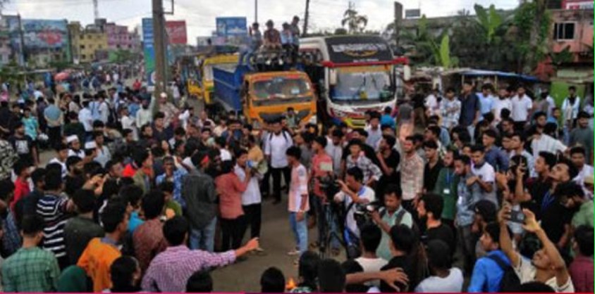 বরিশালে ৭ ঘণ্টা পর  অবরোধ তুলে নিল শিক্ষার্থীরা, যান চলাচল স্বাভাবিক