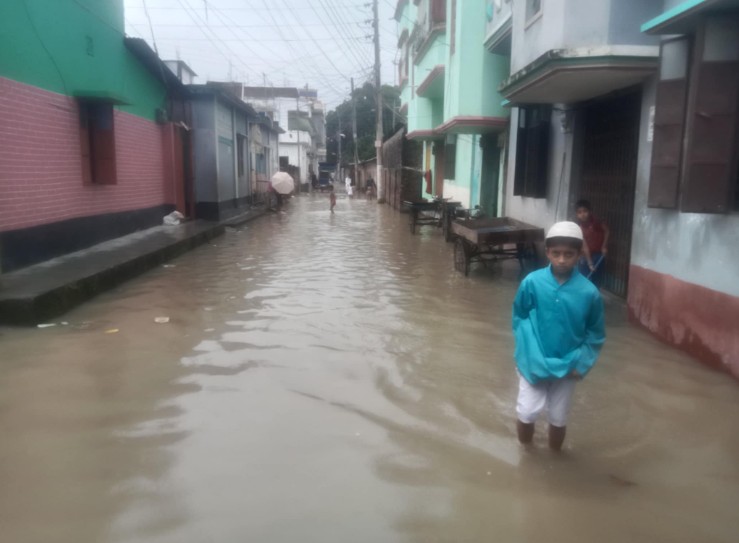 বিপৎসীমার ওপর দিয়ে প্রবাহিত হচ্ছে বরিশালের ১১টি নদীর পানি, নিম্নাঞ্চল প্লাবিত