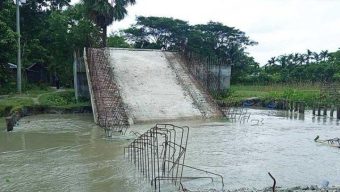 বরিশালে এলজিইডির কর্মকর্তাদের যোগসাজে গার্ডার ছাড়াই সেতু ঢালাই, ধসে পড়ল খালে