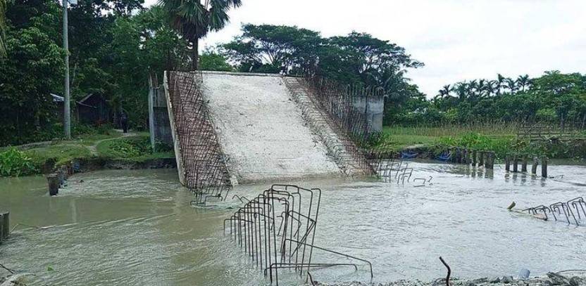 বরিশালে এলজিইডির কর্মকর্তাদের যোগসাজে গার্ডার ছাড়াই সেতু ঢালাই, ধসে পড়ল খালে