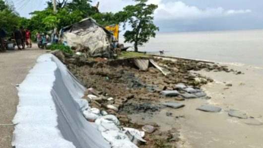 ভোলায় ফের বাঁধে ভাঙন, অগ্রগতি নেই বরাদ্দের কাজেও
