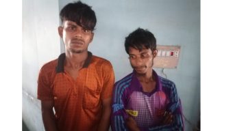 নগরীর রুপাতলীতে দুই ছিনতাইকারী সন্দেহে পুলিশে দিলো জনতা!