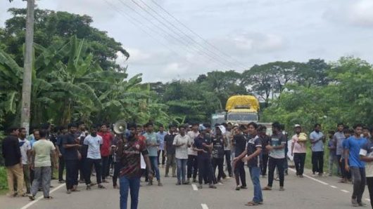 এক দফা দাবিতে বরিশাল ইঞ্জিনিয়ারিং কলেজ শিক্ষার্থীদের মহাসড়ক অবরোধ