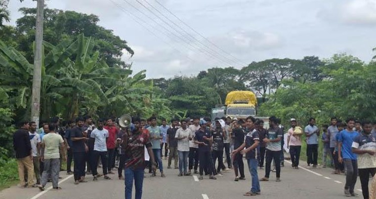 এক দফা দাবিতে বরিশাল ইঞ্জিনিয়ারিং কলেজ শিক্ষার্থীদের মহাসড়ক অবরোধ