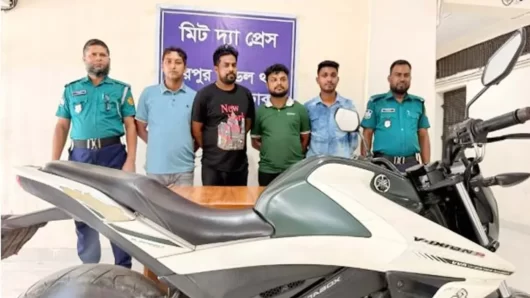 রাজধানীতে ‘তুই আ’লীগ করিস, বাঁচতে হলে টাকা দে’, হুমকি দিয়ে গ্রেপ্তার-৪