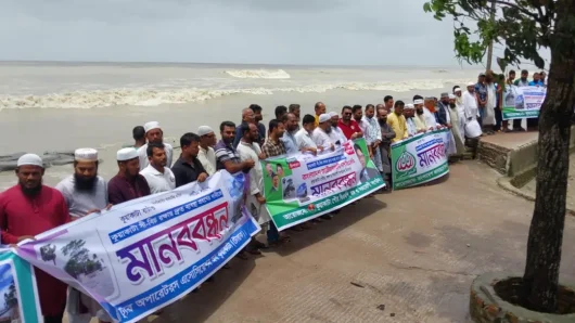 কুয়াকাটা বীচ রক্ষায় মানববন্ধন – এক কণ্ঠে সামাজিক, রাজনৈতিক ও ব্যবসায়ী সংগঠন